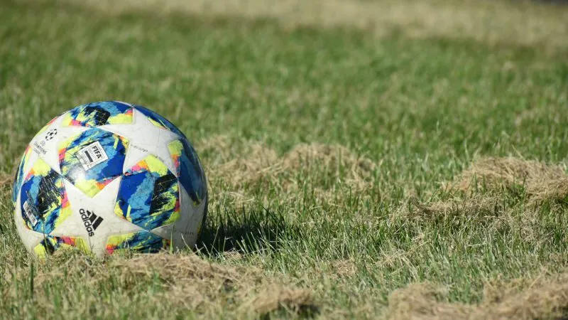 Alt: Hình minh họa khái niệm tài xỉu phạt góc 2 chiều trong cá cược bóng đá